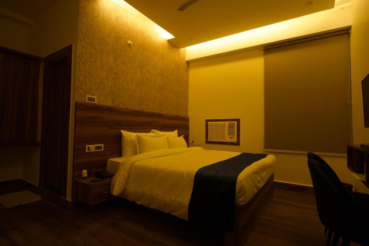 Dolphin Club Hotell Chinhat Exteriör bild
