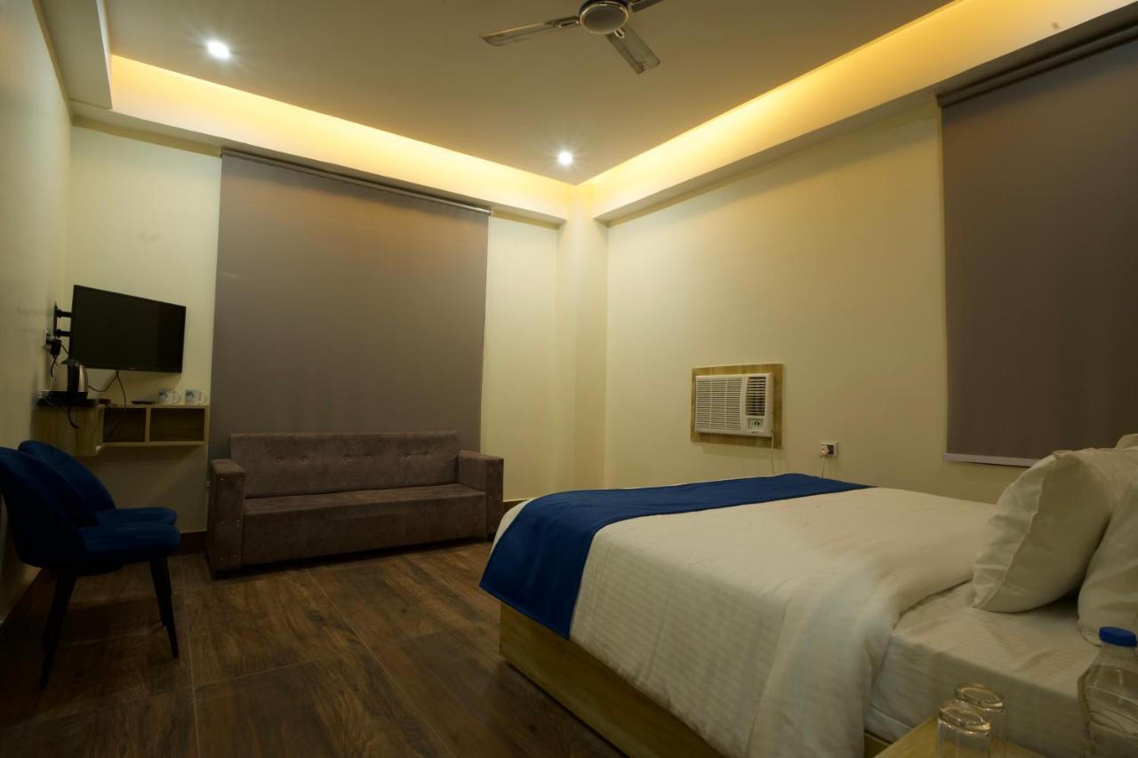 Dolphin Club Hotell Chinhat Exteriör bild
