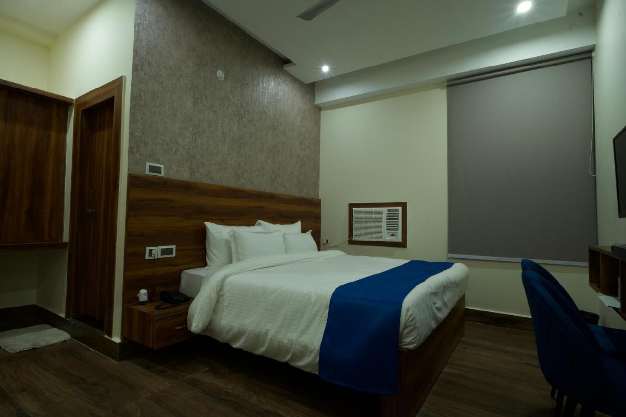 Dolphin Club Hotell Chinhat Exteriör bild