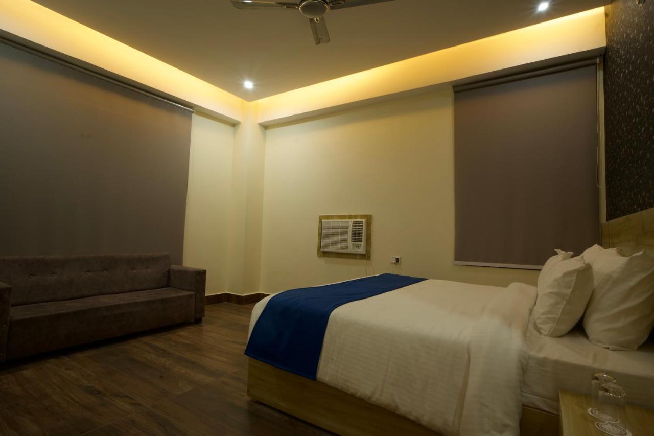 Dolphin Club Hotell Chinhat Exteriör bild