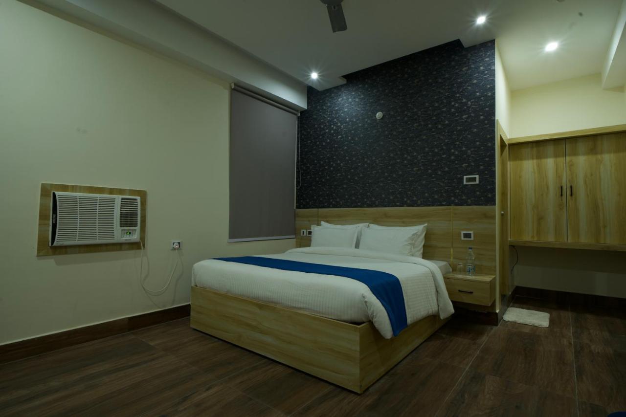 Dolphin Club Hotell Chinhat Exteriör bild