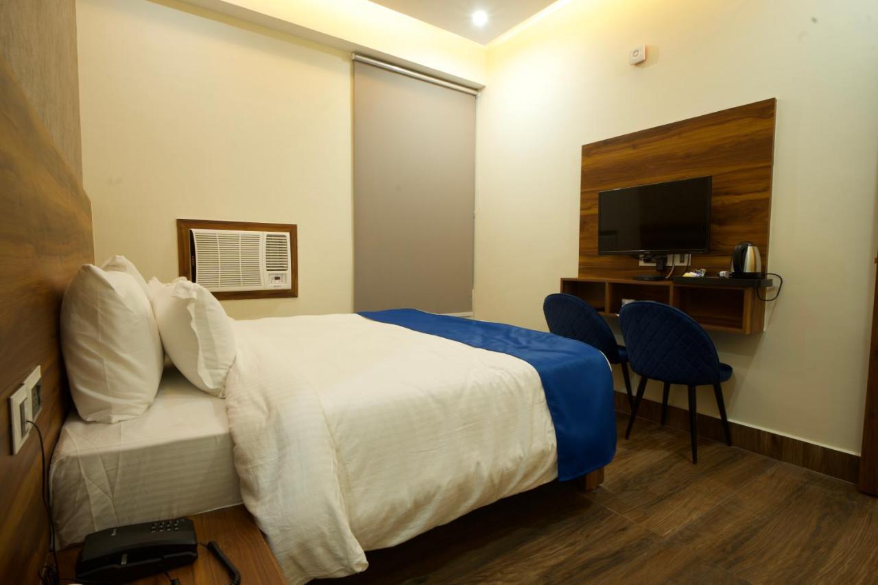 Dolphin Club Hotell Chinhat Exteriör bild