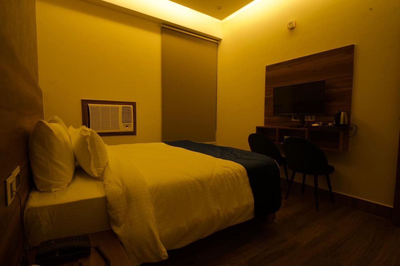 Dolphin Club Hotell Chinhat Exteriör bild