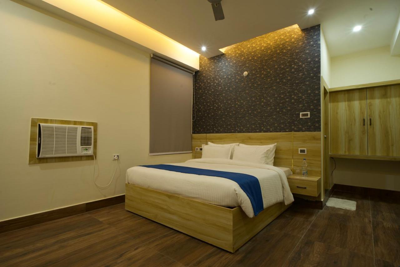 Dolphin Club Hotell Chinhat Exteriör bild