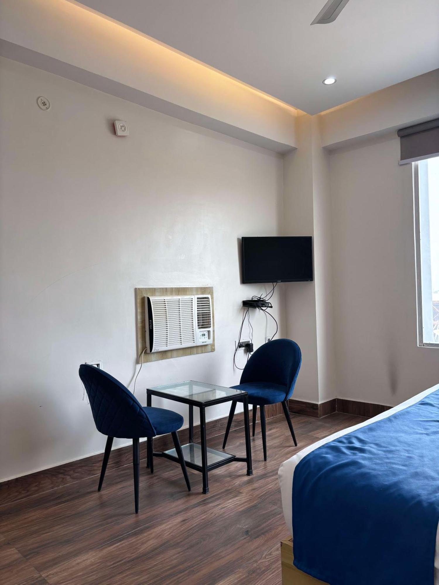 Dolphin Club Hotell Chinhat Exteriör bild