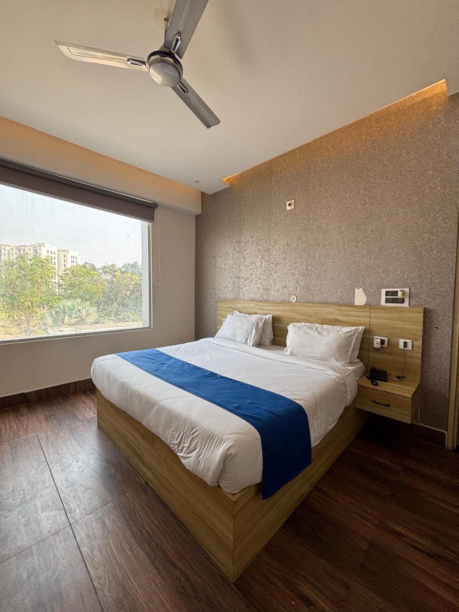 Dolphin Club Hotell Chinhat Exteriör bild