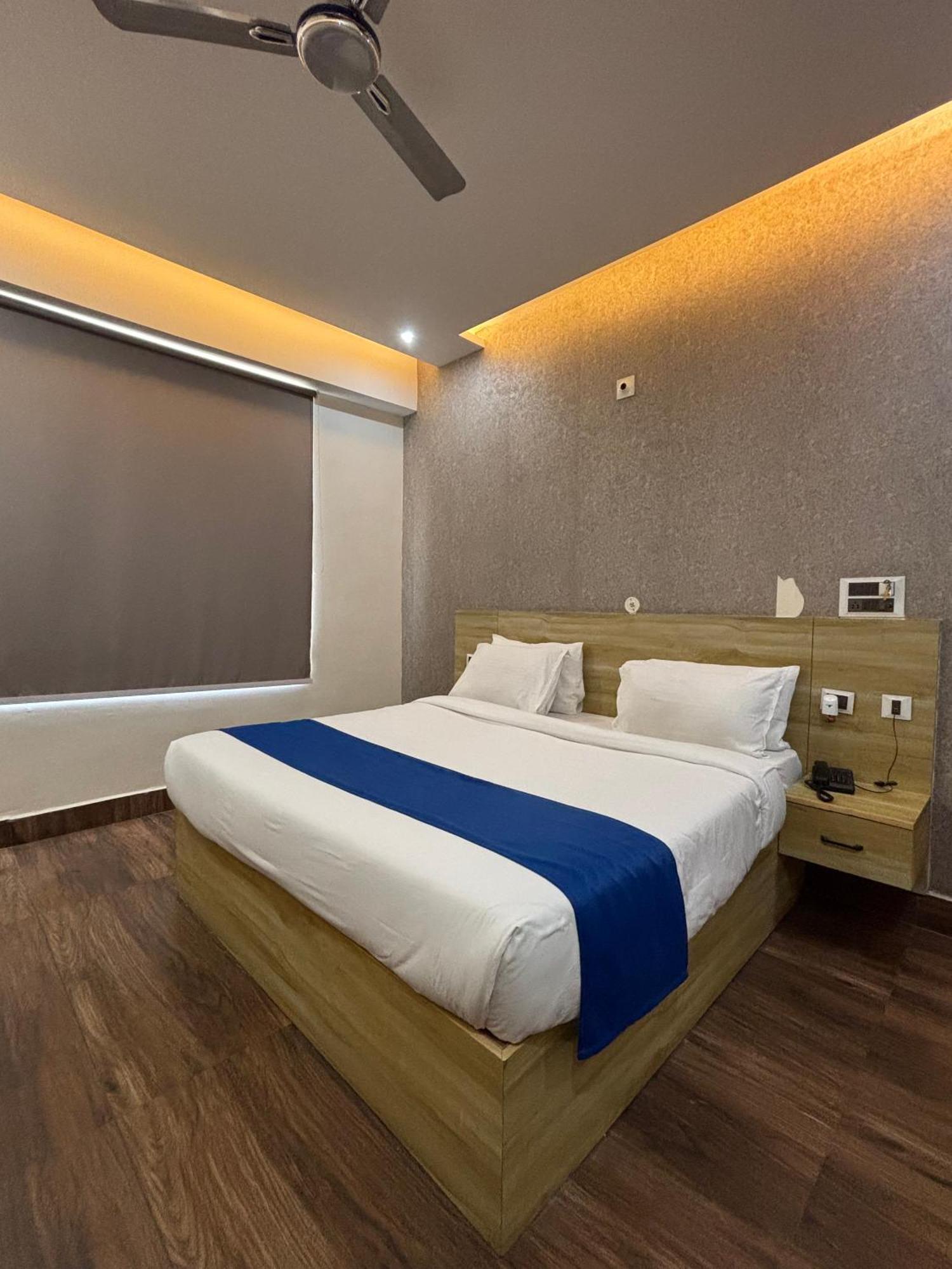 Dolphin Club Hotell Chinhat Exteriör bild